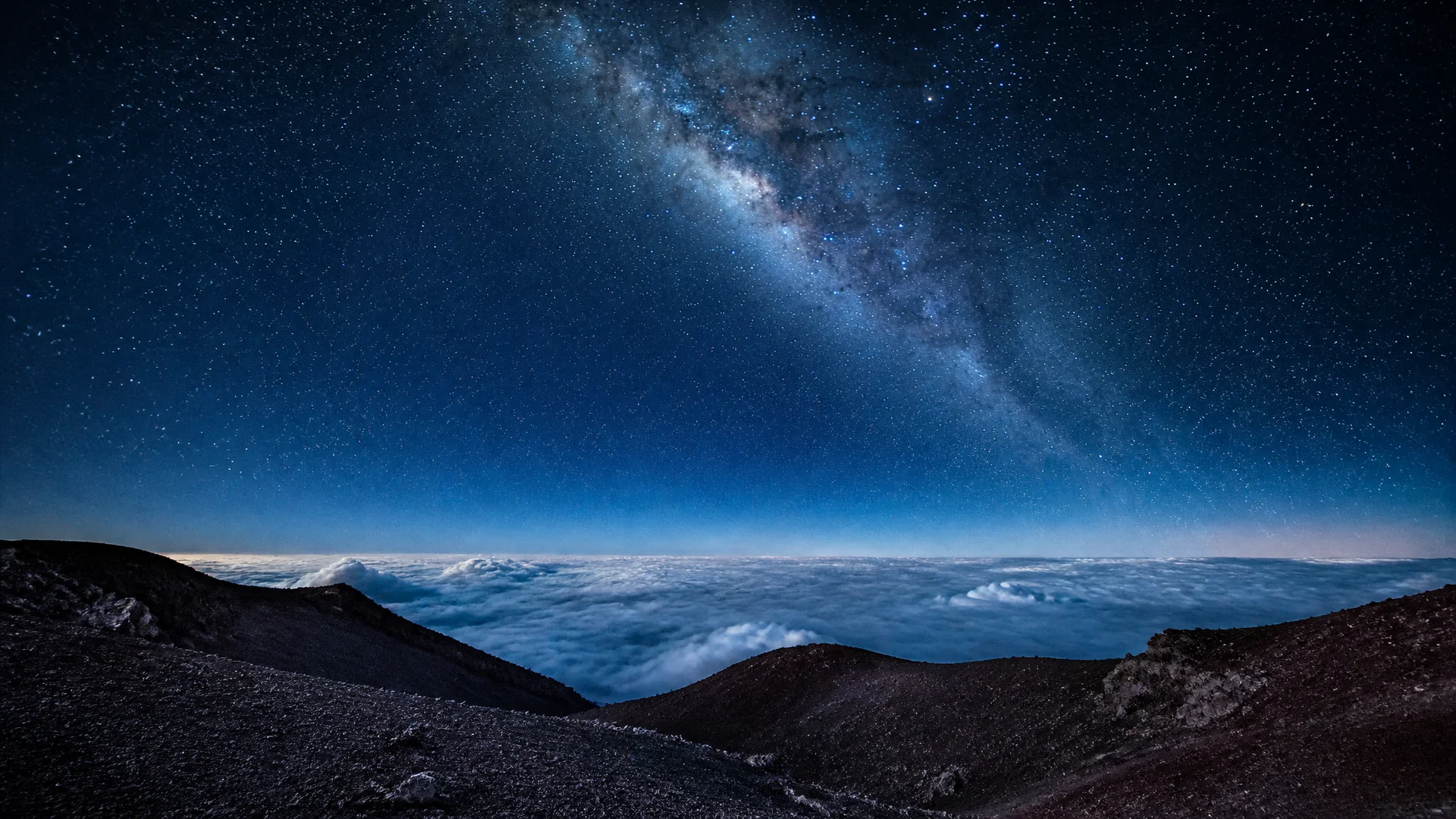 The Haleakalā summit above a sea of cloud under the whole canopy of stars